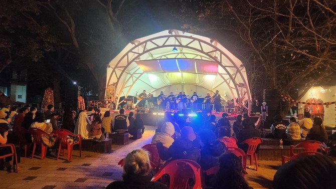 상주면 행정복지센터 주최로 상주은모래비치 야외공연장에서 상주은모래밴드가 2차 정기공연을 하고 있다. ⓒ 남해군