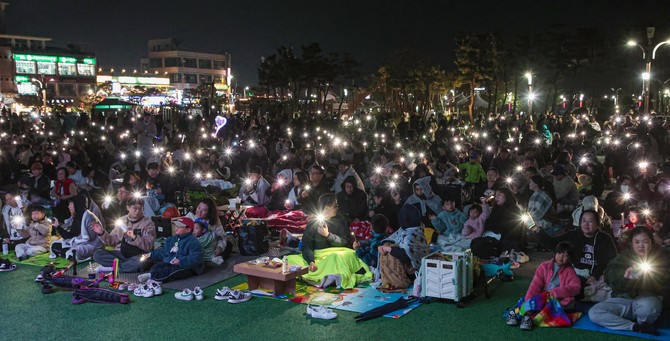 당진 삽교호 드론 라이트 쇼 관광객 모습. ⓒ 당진시