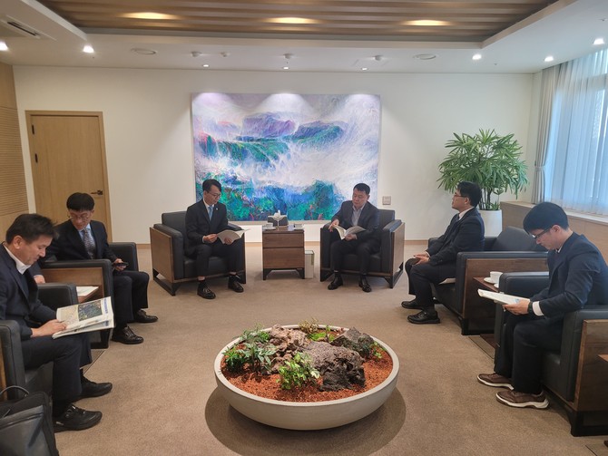 경남도가 한국수자원공사에 남강댐 방류 개선을 건의하고 있다. ⓒ 경남도