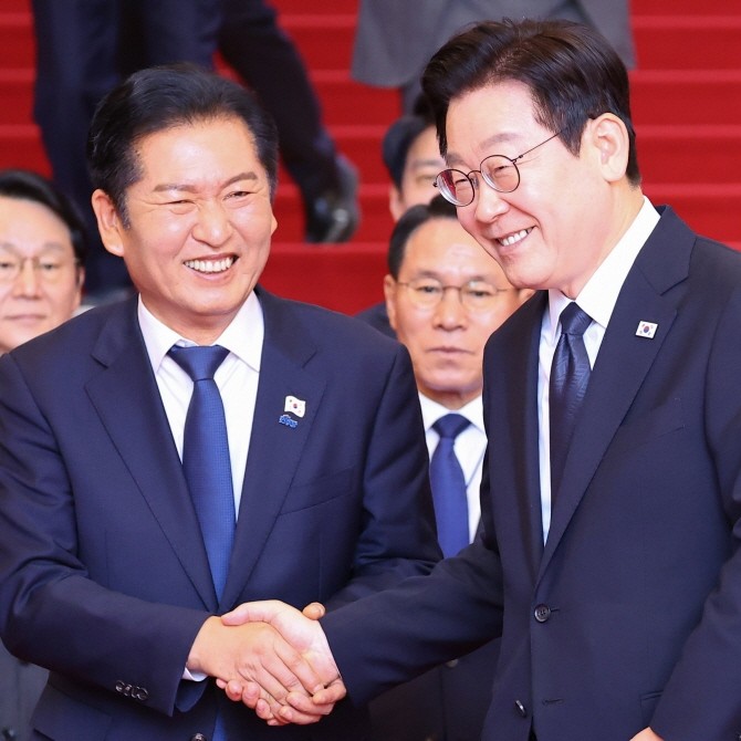 이재명 대통령이 4일 2026년도 정부 예산안 시정연설을 마친 뒤 국회를 나서며 정청래 더불어민주당 대표와 인사하고 있다. ⓒ 연합뉴스