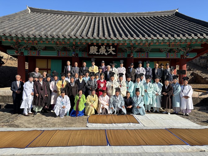 고성군이 11월3일 고성향교에서 2025년 경남향교전교협의회(회장 남기청, 의령향교 전교)를 개최하고 기념촬영을 하고 있다. ⓒ 고성군