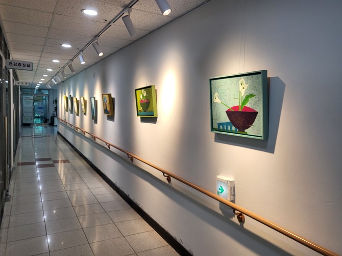 고성군종합사회복지관이 11월 한 달간 복지관 1층 '다시봄갤러리'에서 전시하는 최원미 작가의 평면회화 작품 15점. ⓒ 고성군