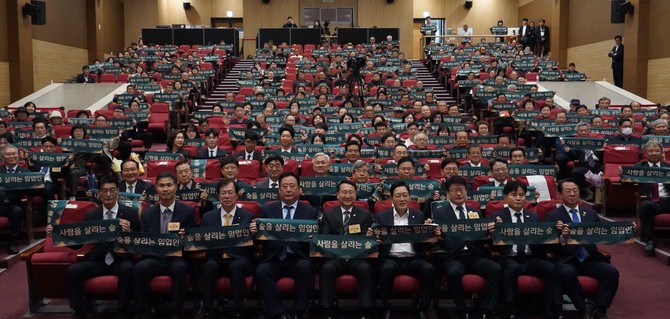 김인호 산림청장(왼쪽 다섯번째)이 제6회 임업인의 날 기념행사에서 (왼쪽에서 부터)문대림 이원택 이만희 어기구 김선교 임호선 이병진 문금주 국회의원과 기념촬영을 하고 있다. ⓒ 산림청