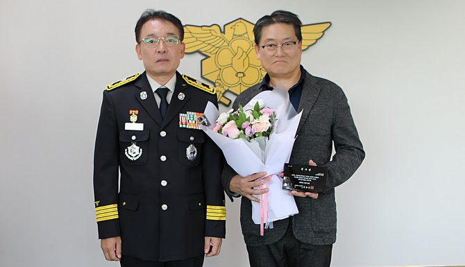 김문용 소방본부장과 박성수 교수가 4일 대전소방본부 우수 구급지도의사에 감사패를 수여 후 기념촬영을 하고 있다. ⓒ 대전시