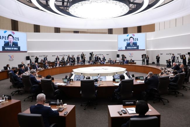 2025 APEC 정상회의가 열린 경주화백컨벤션센터(HICO) 3층 본회의장에서 각국 정상들이 회의를 진행하고 있는 모습. 경주시는 이 회의장을 시민에게 공개 관람할 예정이다. ⓒ 경주시