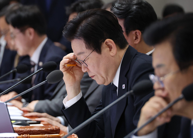 이재명 대통령이 4일 용산 대통령실에서 열린 국무회의에서 자료를 살펴보며 부처별 업무보고를 받고 있다. ⓒ 연합뉴스