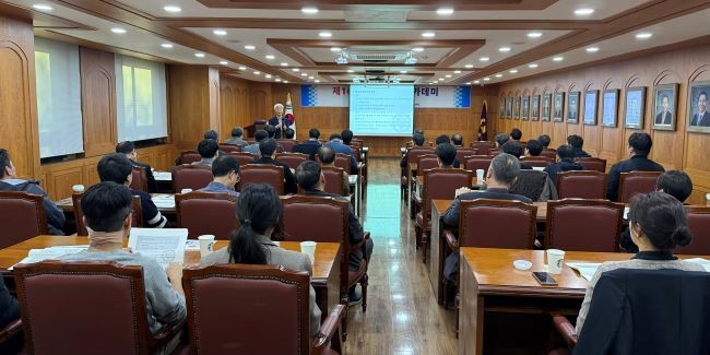 정태용 연세대학교 국제학대학원 교수가 '에너지 大 소비시대 대응, 우리의 과제'이라는 주제로 경제아카데미 2주차 강의를 진행하고 있다. ⓒ 포항상공회의소