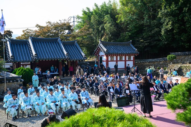 남해향교(전교 박정문)가 '제18회 남해향교 유림의 날' 행사를 장충남 군수를 비롯한 내빈들, 향교 유림과 지역민 등 100여명이 참석한 가운데 성황리에 개최하고 있다. ⓒ 남해군