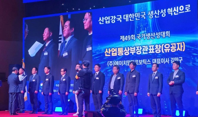 (수상자 왼쪽에서 두번째) 김만구 HRT 대표가 산업통상부장관표창을 수상하고 있다. ⓒ 와이투솔루션