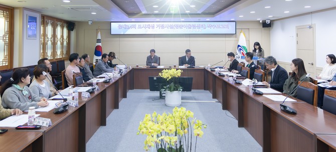 지난 4일 청읍내 3·4리 도시재생사업의 청춘어울림센터 설계용역 착수보고회를 진행하고 있다. ⓒ 청양군