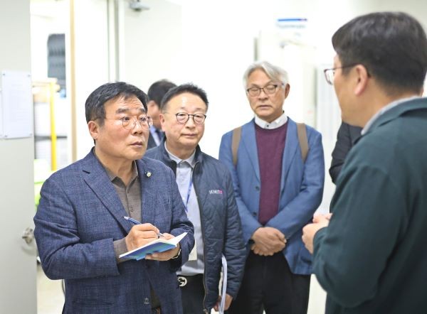 이병훈 더불어민주당 호남발전특별위원회 수석부위원장은 4일 광주테크노파크에서 헬스케어 산업 육성과 관련한 회의를 개최한 후, 헬스케어 및 의료로봇 시설을 방문해 현장을 점검했다. ⓒ 더불어민주당 호남발전특별위원회