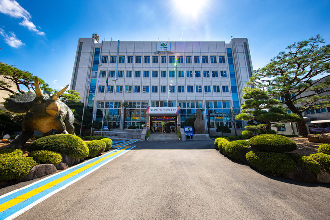 11월4일부터 5일까지 이틀간, 몽골 현지 여행사 관계자 16명을 초청해 '2025경남고성공룡세계엑스포'를 중심으로 한 고성군 주요 관광지를 소개하는 팸투어를 성공적으로 개최한 고성군청 전경. ⓒ 고성군