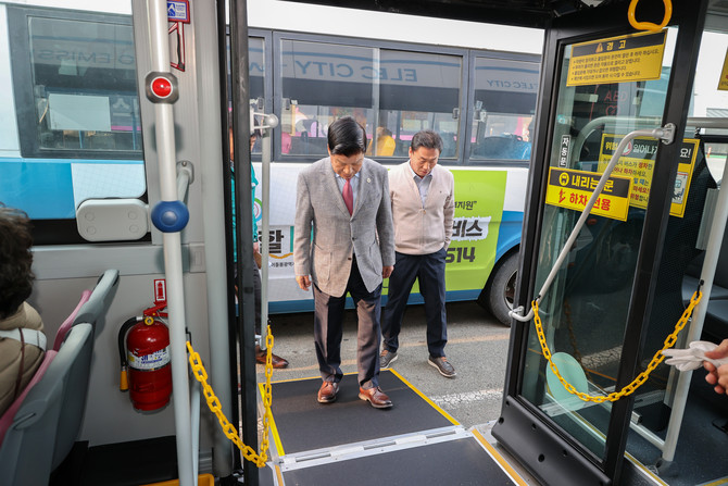 이상근 고성군수가 고성여객터미널에서 '전기 저상버스 시승 행사'에 참여해 시승을 하고 있다. ⓒ 고성군