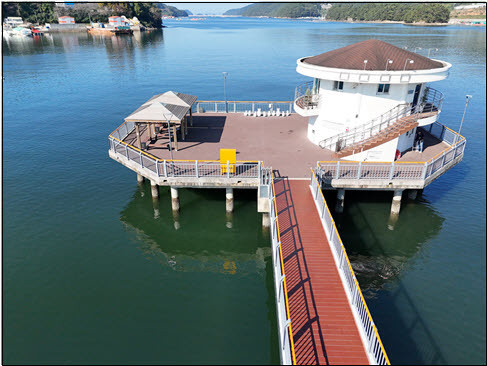 통영시가 어촌종합개발사업으로 조성한 '북신만 해상산책로'가 정비를 마치고 시민들에게 다시 개방된 해상산책로. ⓒ 통영시