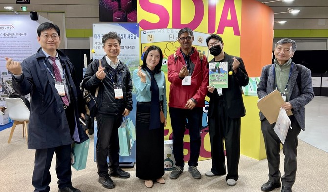 5일 서울 코엑스에서 열린 '2025 코리아 마이스 엑스포'에 참가해 새만금의 관광 및 마이스(MICE) 산업 잠재력을 국내외 관계자들에게 홍보활동 후 기념촬영을 하고 있다. ⓒ 새만금개발청