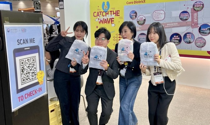 5일 서울 코엑스에서 열린 '2025 코리아 마이스 엑스포'에 참가해 새만금의 관광 및 마이스(MICE) 산업 잠재력을 국내외 관계자들에게 홍보하고 있다. ⓒ 새만금개발청