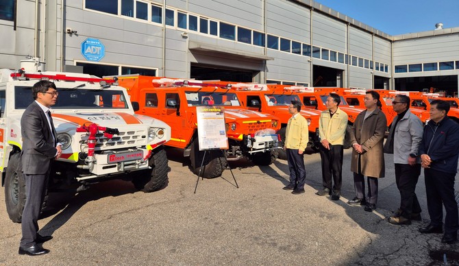 국민생활안전 긴급대응연구 1단계(2022년~2024년) 성과물인 다목적 산불진화차량에 대해 연구개발기관 담당자가 양산 과정을 설명하고 있다. ⓒ 산림청