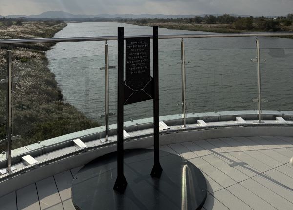 광주 영산강 변 서창 감성조망대에 설치된 '어린왕자 조형물'이 사라지고 안내문만 남아 있다. ⓒ 서임석 시의원실