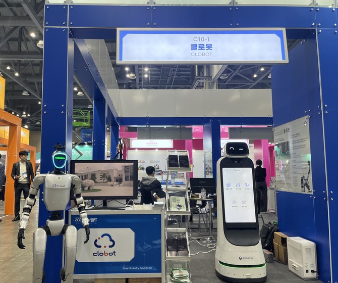 클로봇이 '2025 로보월드'에서 AI 휴머노이드 로봇의 '사회적 지능'을 주제로 한 실증 시연을 선보였다. ⓒ 클로봇