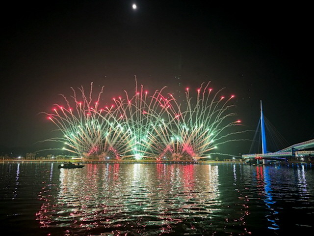 창원시가 3·15해양누리공원에서 개최한 제25회 마산가고파국화축제 '멀티미디어 불꽃쇼'가 가을밤을 화려하게 수놓고 있다. ⓒ 창원시