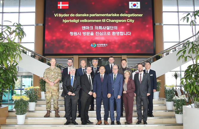 덴마크 북대서양조약기구(NATO) 및 유럽안보협력기구(OSCE) 의원연맹 사절단이 한국 방위산업의 글로벌 협력 방안을 모색하기 위해 창원시를 방문해 기념촬영을 하고 있다. ⓒ 창원시