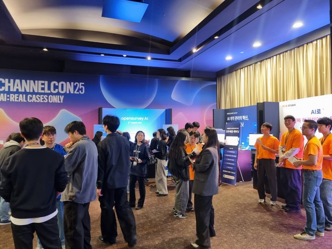 채널콘 2025 행사 시작 전 마련된 부스를 찾은 사람들. = 김우람 기자