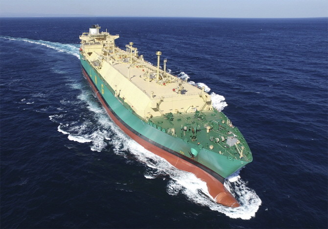 KCC와 HD현대가 공동 개발한 '차단열 도료' 적용 대상이 되는 LNG선 항공 사진. Ⓒ KCC