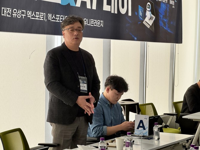 박영준 에스엘엠 대표가 기업을 소개하고 있다. = 김주환 기자