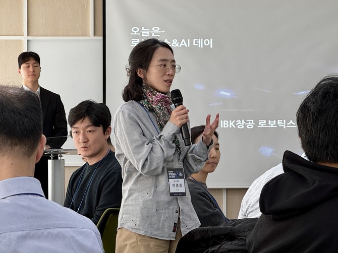 이염경 도구공간 이사가 세션에 앞서 기업 소개를 하는 모습. = 김주환 기자