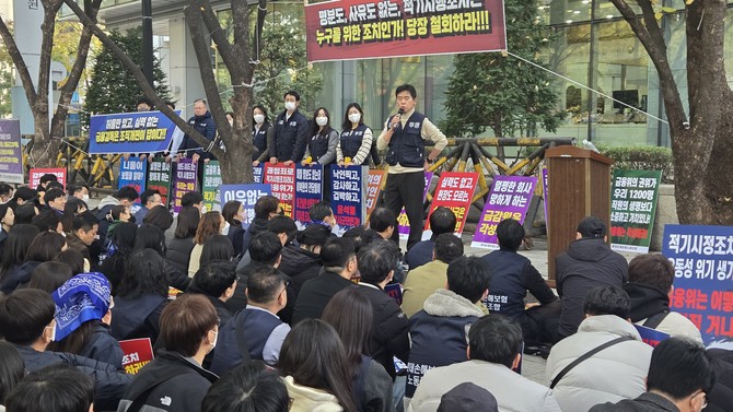 롯데손해보험 노동조합이 6일 서울 여의도 금융감독원 앞에서 경영개선권고에 항의하는 집회를 열고 있다. =배예진 기자