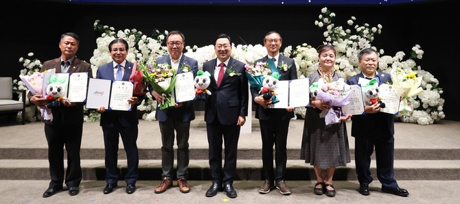 6일 한국법무보호복지공단 대전지부가 주관한 '2025년 법무보호복지대회'에 참석해 법무보호 유공자 6명에게 대전시장상을 수여 후 기념촬영을 하고 있다. ⓒ 대전시