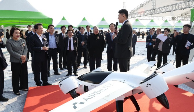 6일 천수만 UAM-AAV센터 에서 관계자들의 설명을 듣고 있다. ⓒ 충남도