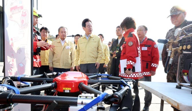 이 대통령은 6일 강원도를 방문해 산불진화 관·군 합동훈련을 점검했다. ⓒ 연합뉴스