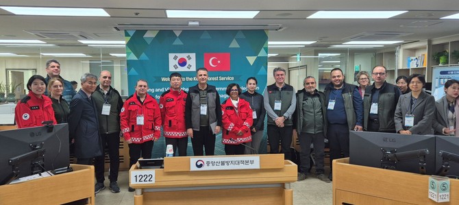 정부대전청사 중앙산림재난상황실에서 튀르키예 대표단이 단체 기념촬영을 하고 있다(중앙 케난 악두만 튀르키예 산림국 부국장, 우측 니타 후다 세계은행 선임전문관). ⓒ 산림청