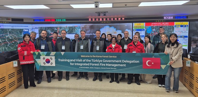 6일 정부대전청사 중앙산림재난상황실에서 튀르키예 대표단과 첨단 산불 대응 정책과 관리방안에 대해 협력 방안을 논의하고 기념사진을 촬영하고 있다. ⓒ 산림청