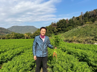 여수 율촌면에서 친환경 당근을 재배하는 류용현 씨 ⓒ전남도