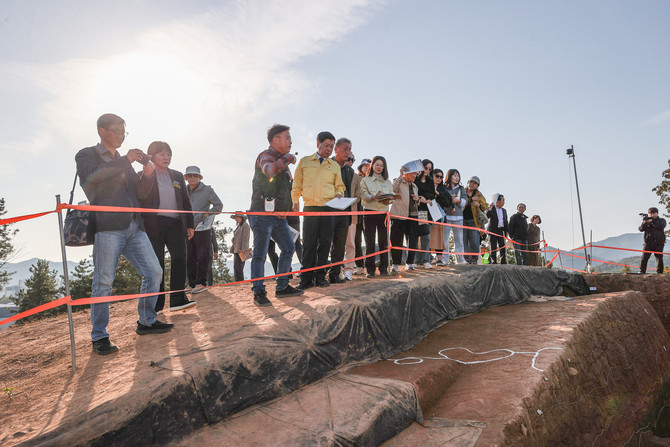 이상근 군수가 고성 송학동 고분군 14호분 발굴조사 현장 군민공개회를 개최 하고 현장을 둘러보고 있다. ⓒ 고성군