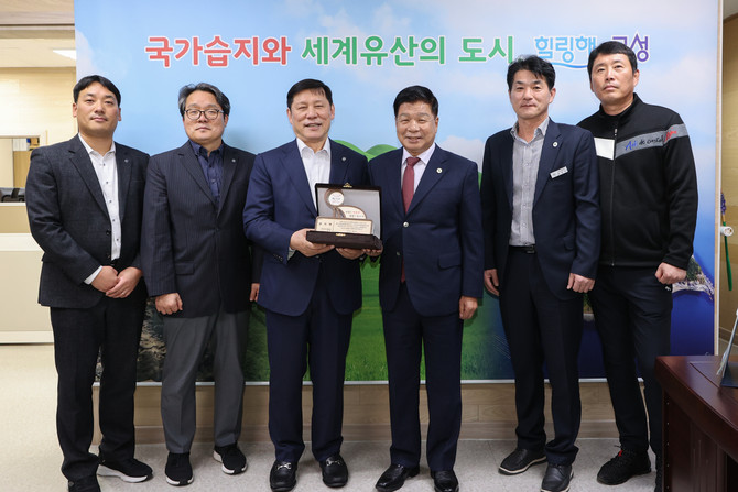 이상근 군수가 고성군을 방문한 KBO 허구연 총재에게 감사패를 전달과야구 인프라 활용방안을 논의하고 신용락 고성군야구협회장과 함께 기념촬영을 하고 있다. ⓒ 고성군