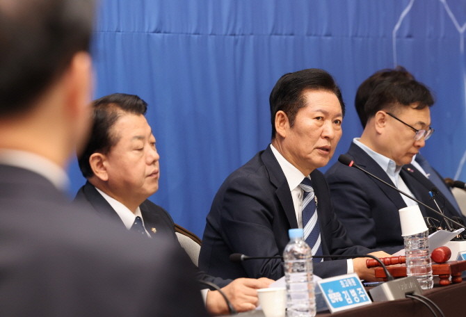 정청래 더불어민주당 대표가 7일 충북 청주시 청주오스코에서 열린 충북 현장 최고위원회의에서 발언하고 있다. ⓒ 연합뉴스