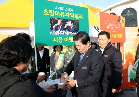 공영민 고흥군수가 APEC 정상회담 만찬주였던 고흥유자막걸리를 관광객에게 따르고 있다. ⓒ 고흥군