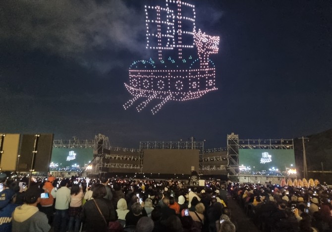 1000대의 드론이 거북선 모양을 만들었다. ⓒ장철호 기자
