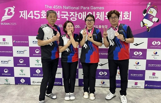 볼링 혼성 시상식(동메달)-윤경미(좌측 두번째). ⓒ 예산군