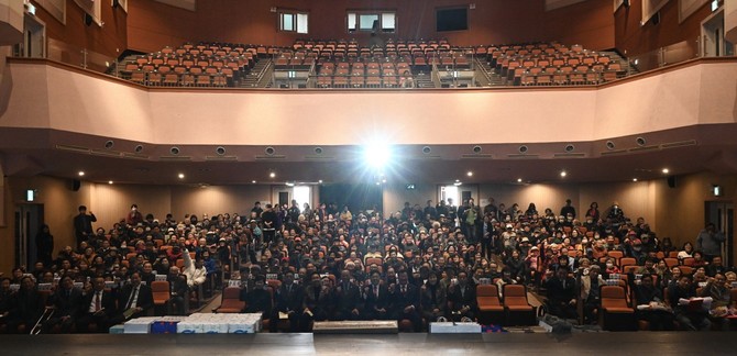 지난 5일 예산군문예회관에서 '제4회 예산군 지체장애인의 날' 기념행사를 개최 후 단체 기념촬영을 하고 있다. ⓒ 예산군