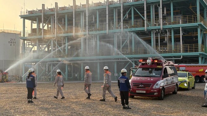 소방서와 인천발전본부가 합동으로 화재를 진압하고 있다. ⓒ 중부발전