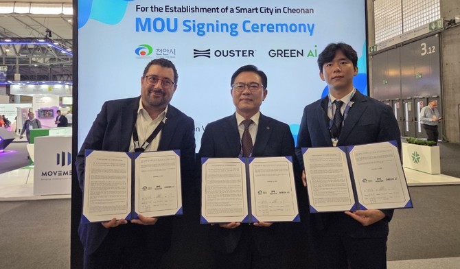 지난 5일(현지시각) 스마트시티 엑스포 월드 콩그레스(SCEWC) 전시장 내 '천안관(Cheonan Pavilion)'에서 김석필 천안시장 권한대행 부시장과 이타이 다돈 Ouster 부사장, 하순태 ㈜그린에이아이 대표가 협약을 체결 후 기념촬영을 하고 있다. ⓒ 천안시