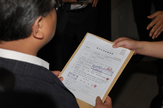 민중기 특별검사팀이 지난 9월18일 국민의힘 중앙당사에서 '통일교 집단 입당' 의혹과 관련 압수수색 영장을 제시하고 있다. © 연합뉴스