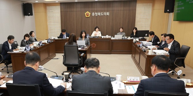 7일 제430회 정례회에서 충북경제자유구역청과 투자유치국을 대상으로 2025년도 행정사무감사를 실시하고 있다. ⓒ 의회사무국