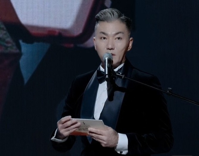 2025 골든에이지어워즈에서 진행자가 무대에 올라 시상식 순서를 진행하고 있다. ⓒ 머니투데이방송