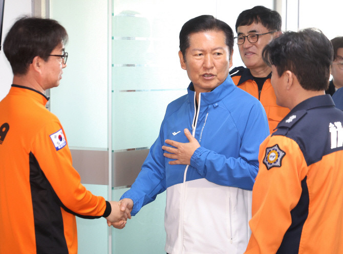 정청래 더불어민주당 대표가 9일 경기도 용인시 처인구 용인소방서 백암119 안전센터를 방문해 소방관들과 대화하고 있다. ⓒ 연합뉴스