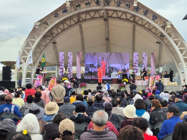 지난 8일 기계면 새마을운동발상지 운동장에서 진행된 제11회 기계면 농·특산물 홍보판매 축제 모습. ⓒ 최병수 기자